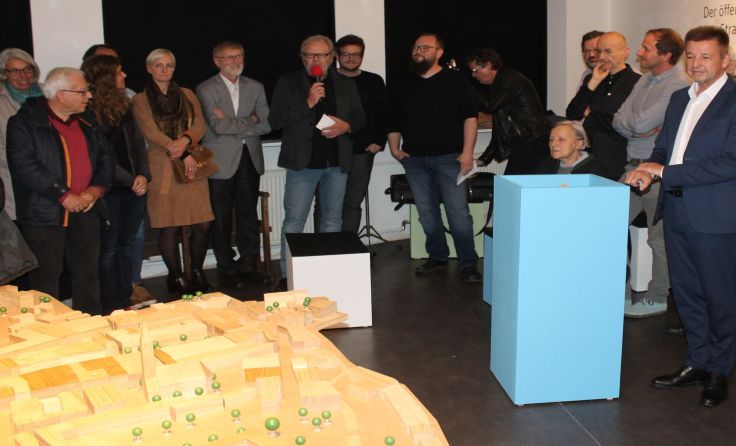 Der IKG-Vorsitzende Walter Holzinger (mit Mikro) begrüßte die Besucher. (Foto: Tips)