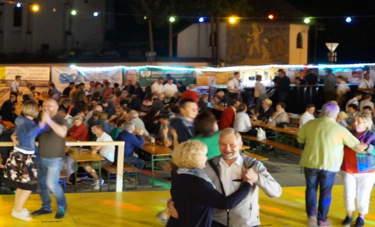 Schönes Fest auf dem Gemeindeplatz (Foto: TK Schildorn)