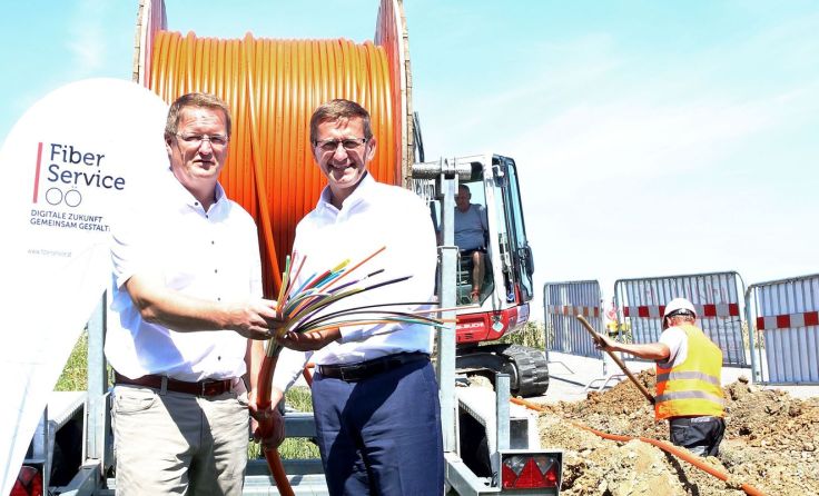 Markus Achleitner (r.) mit Lambrechtens Bürgermeister Manfred Hofinger (Foto: Land OÖ/Kauder)