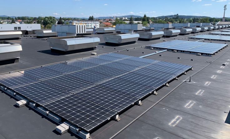 Auf der Messehalle 19 erzeugt eine Photovoltaik-Anlage Strom. (Foto: Messe Ried)