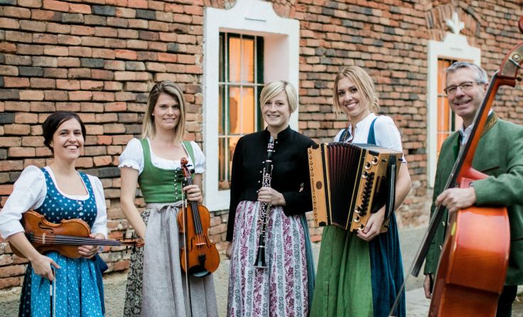 Die Vorstadtgeiger spielen im Stiftshof auf. (Foto: Theresa Pewal)