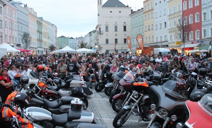 Der Hauptplatz war am Samstagabend voll. (Foto: Tips/Horn)