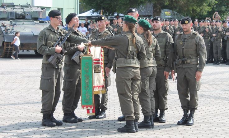 Zwei Rekruten und zwei Rekrutinnen waren für das Treuegelöbnis ausgewählt. (Foto: Tips/Horn)