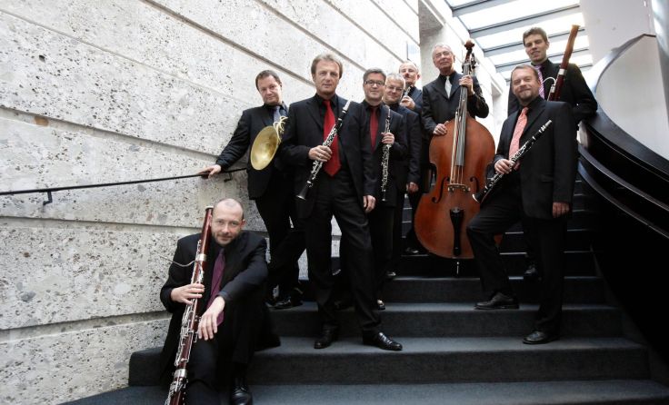 Acht Bläser und ein Bass spielen Orchester. (Foto: Oktavian Ensemble)
