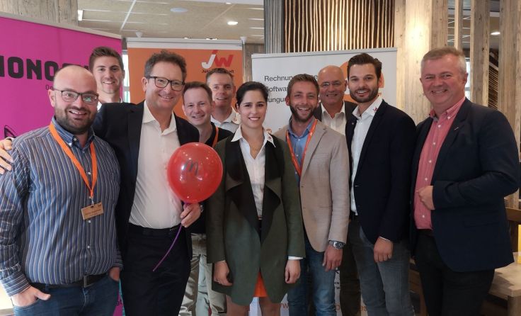 JW-Gruppenbild mit Gerhard Fuchs (mit Ballon) (Foto: JW)