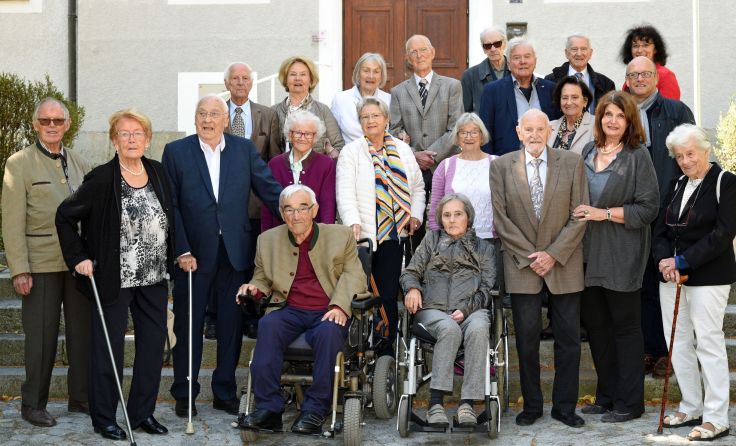 Die Maturanten mit ihrer Begleitung und den Gastgebern (Foto: Gym Ried)