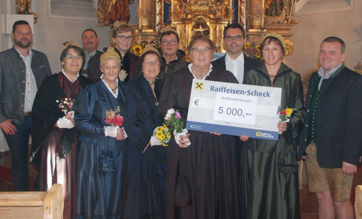 Die Goldhaubenfrauen spendeten 5.000 Euro. (Foto: G. Alversammer)