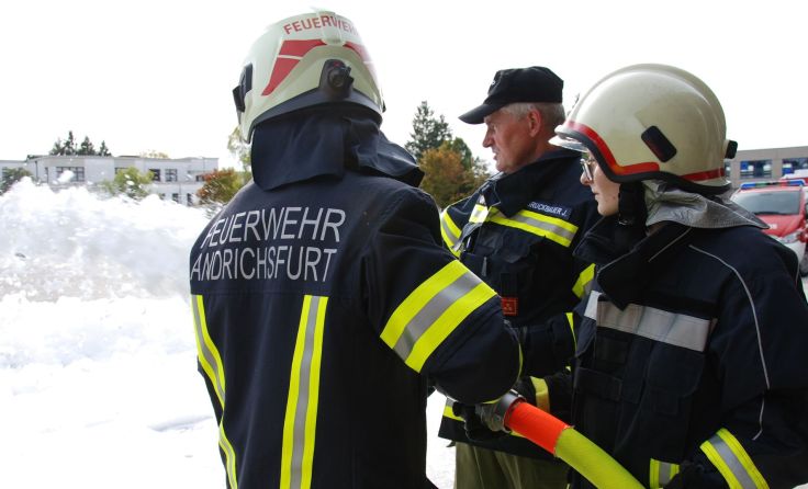 Einsatz mit Löschschaum (Foto: BFKDO Ried)
