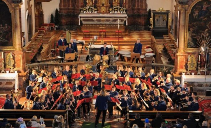 Kapellmeisterin Elisabeth Frauscher leitet das Konzert. (Foto: MV Antiesenhofen-Reichersberg)