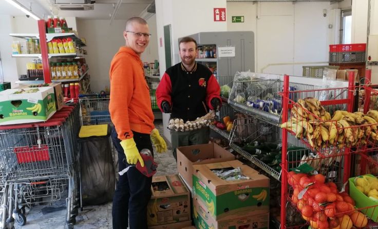 Die Footballer helfen beim Einräumen, Fahren und Abholen der Spenden. (Foto: Gladiators)