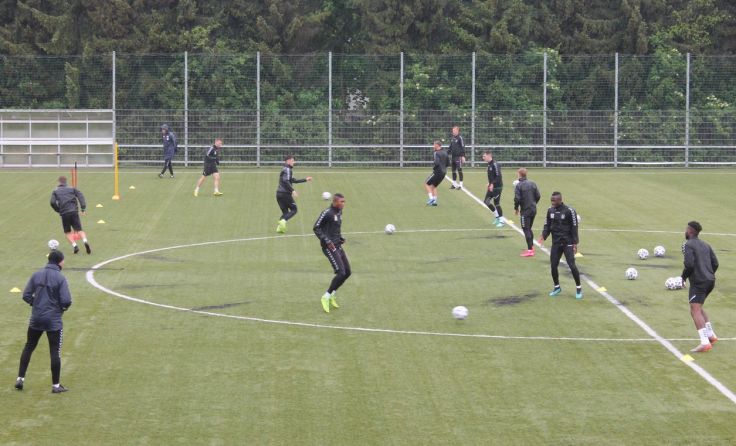 Die Freude über das erste Mannschaftstraining mit Ball war den Spielern anzumerken. (Foto: Tips)
