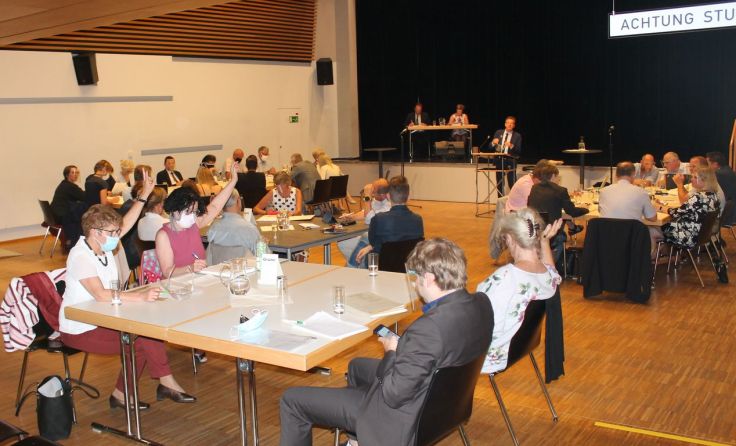 Im Stadtsaal hat jede Gemeinderatsfraktion ihren eigenen Tisch (vorne: Die Grünen). (Foto: Tips)