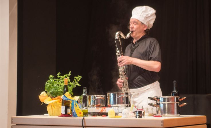 Der Klarinettist Ernesto Molinari kreiert eine Clownshow. (Foto: Alois G. Doblinger)