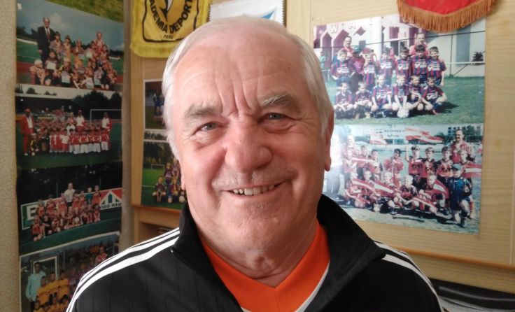 Bezirkssieger Franz Huber (80) trainiert die U7 und U8 des USV Neuhofen. (Foto: privat)