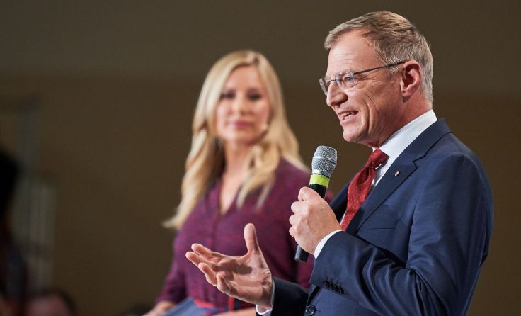 Landeshauptmann Thomas Stelzer im Gespräch mit Nina Kraft (Foto: OÖVP)