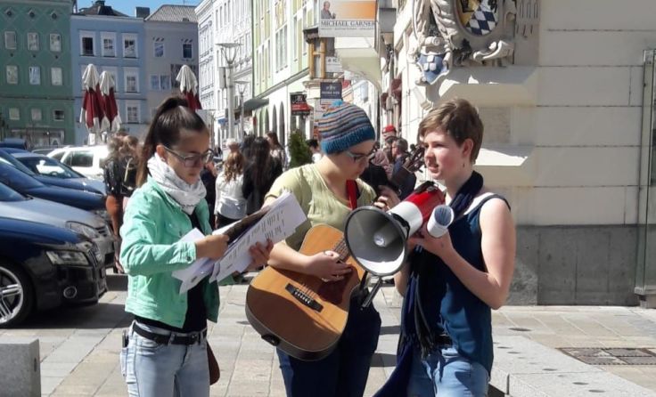 Eine Fridays For Future-Aktion vor dem rathaus Ried (Foto: Fridays For Future)