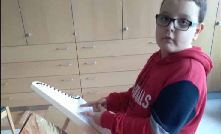 Die Veeh-Harfen fand gleich Anklang bei den Kindern. (Fotos: privat)