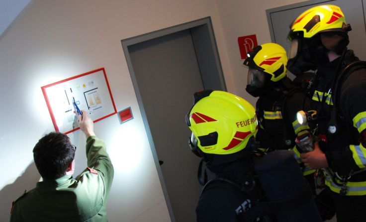Vorbereitung auf den Einsatz in Dunkelheit (Foto: BFKDO Ried)