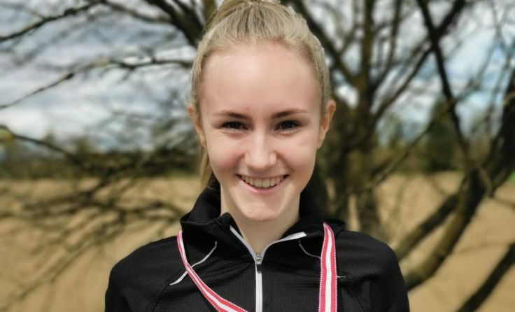 Elena Trinks mit ihrer Medaille (Foto: LAG)