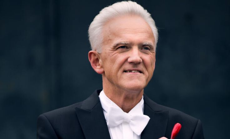 Johann Mösenbichler dirigiert. (Foto: Bayerische Bereitschaftspolizei / Tobias Epp)