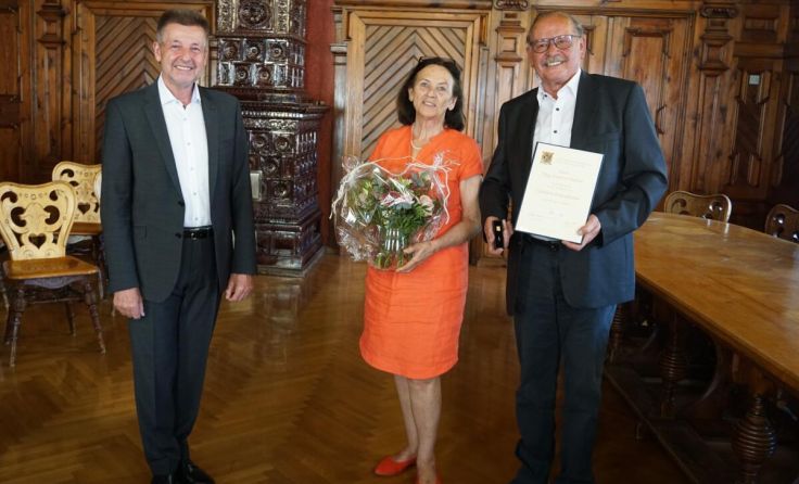 Fritz Racher mit Gattin Helene und Bürgermeister Albert Ortig (v. r.) (Foto: Stadtgemeinde Ried)
