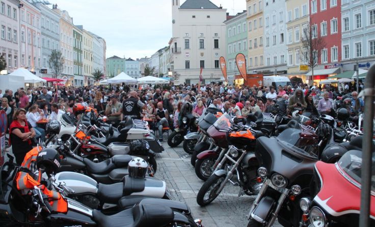 Bisher waren die Harleys immer auf dem Hauptplatz zu bewundern. (Foto: Tips / Horn)