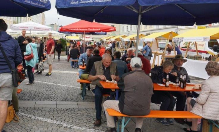 Der Genussmarkt findet auf dem gesamten Hauptplatz statt. (Foto: Stadtamt Ried)