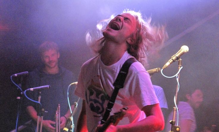 Spielfreude pur: Julian Buschberger, Gitarrist von LaBrassBanda (Foto: Walter Horn)