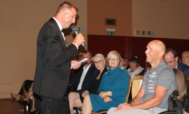 Ehrengast Walter Ablinger im Gespräch mit Bürgermeister Albert Ortig (Foto: Tips / Horn)