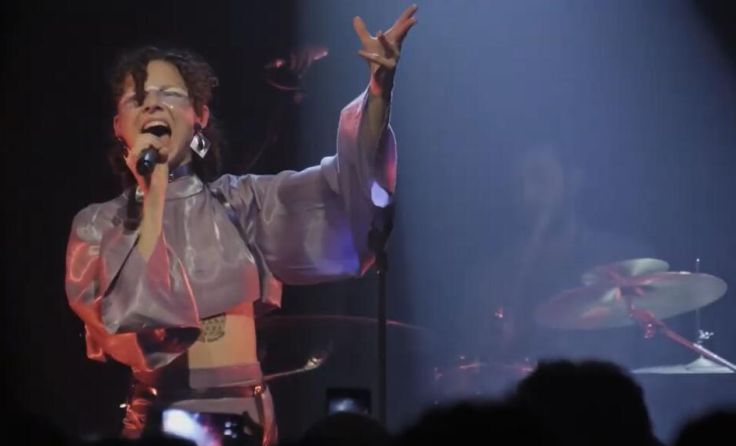 Spitting Ibex-Frontfrau Tanja Peinsipp live im Porgy & Bess (Foto: Spitting Ibex (screenshot))
