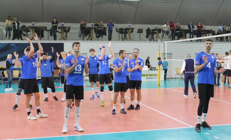 Die UVC-Spieler nach dem Sieg im Hinspiel gegen Kazincbarcika (Foto: Tips/Horn)