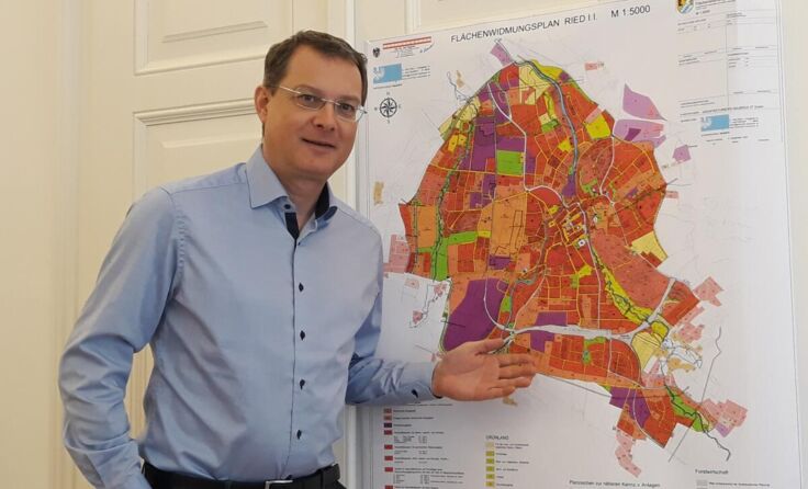 Bürgermeister Bernhard Zwielehner lobt auch Beiträge der anderen Parteien. (Foto: Tips / Horn)