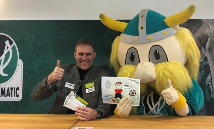 SVR-Geschäftsführer Rainer Wöllinger mit SVR-Maskottchen Siegfried (Foto: SV Ried)