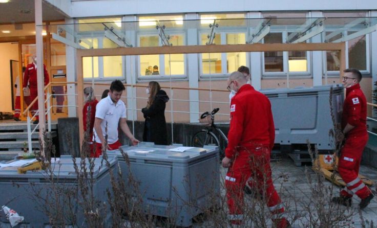 Rotkreuz-Mitarbeiter beim Einrichten des Notquartiers (Foto: Tips / Horn)