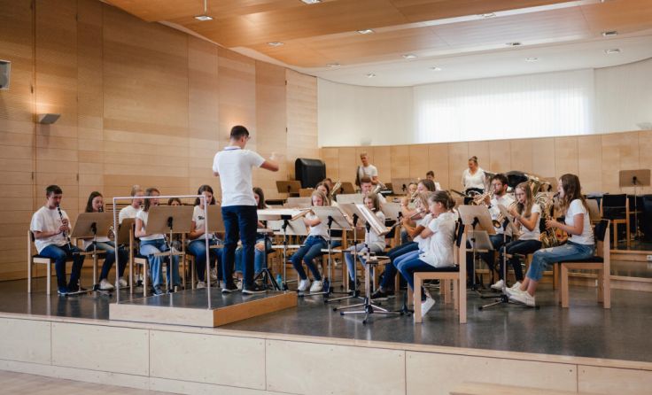 Die Jungmusiker eröffnen das Frühjahrskonzert der Trachtenkapelle. (Foto: Sandra Esterer)