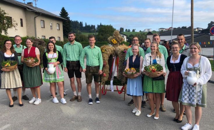 Die Taiskirchner Landjugend mit der Erntekrone (Foto: LJ Taiskirchen)