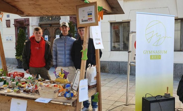 Der Stand des Gymnasiums auf dem Wochenmarkt (Foto: Gymnasium Ried)