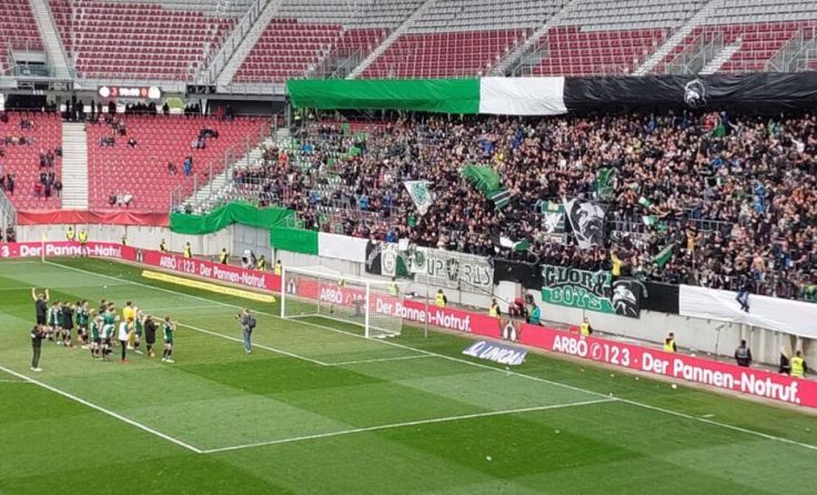 Trotz der Niederlage wurden die Rieder Spieler von den Fans gefeiert. (Foto: Tips/Horn)