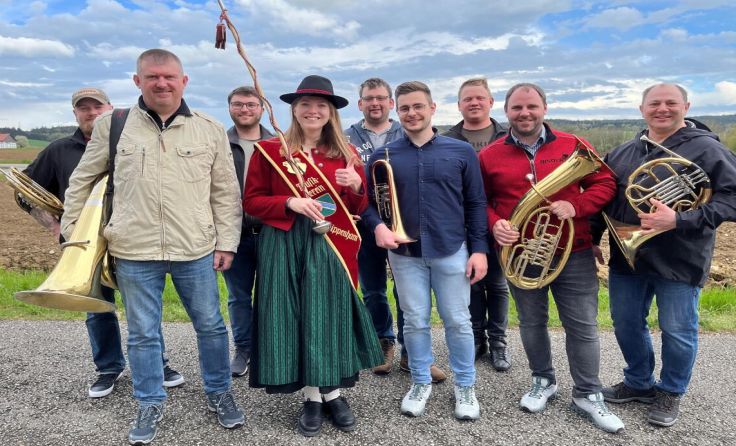 Elena Wieser mit Musikern des MV Wippenham (Foto: MV Wippenham)
