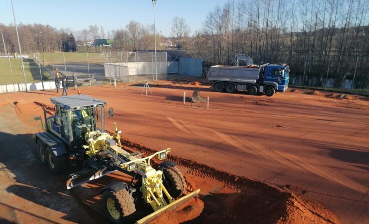 Die Tennisanlage der Union Hohenzell während der Sanierungsarbeiten (Foto: privat)