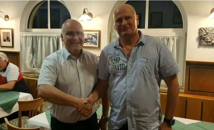 Thomas Dim (l.) gratuliert Johannes (Foto: FPÖ)