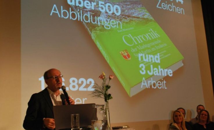 Kurt Höretzeder stellte die Chronik vor. (Foto: Gemeinde St. Martin)