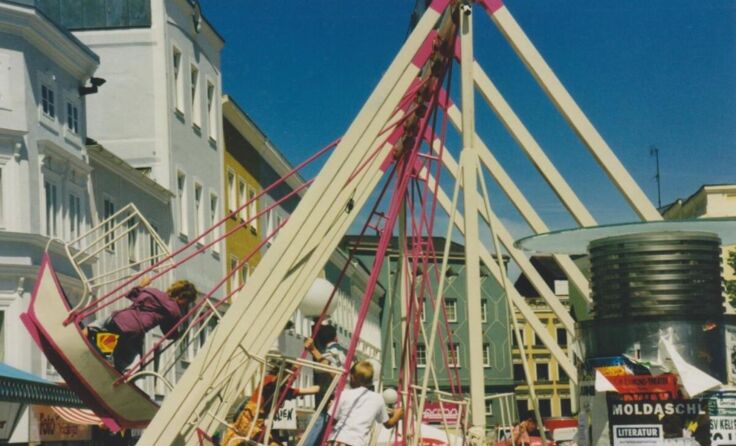 Schiffschaukel auf dem Stelzhamerplatz 1997 (Foto: Stefan Schmid)
