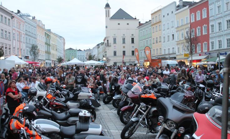 Harley Davidsons auf dem Rieder Hauptplatz (Bild von 2019) (Foto: Tips / Horn)