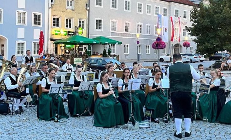 Platzkonzert des MV Kirchdorf am Inn auf dem Obernberger Marktplatz (Foto: Marktgemeinde Obernberg)