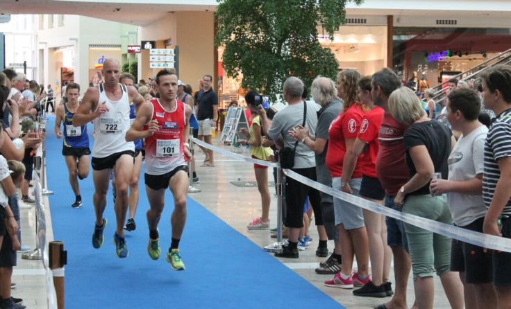 Ein Mal pro Runde geht es durch die Weberzeile. (Foto: Tips/Horn)
