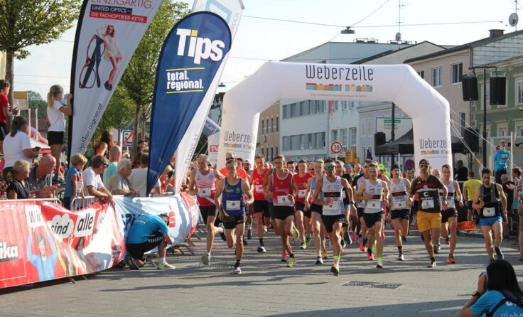 Start zum 7,2-Kilometer-Weberzeile-Lauf (Foto: Tips/Horn)