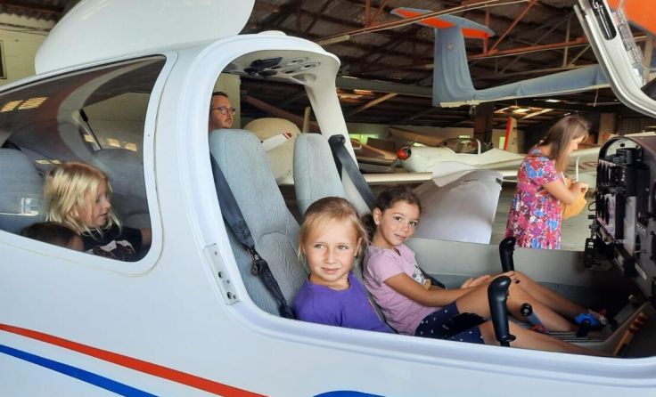 Besuch auf dem Flugplatz Kirchheim (Foto: Planitzer)
