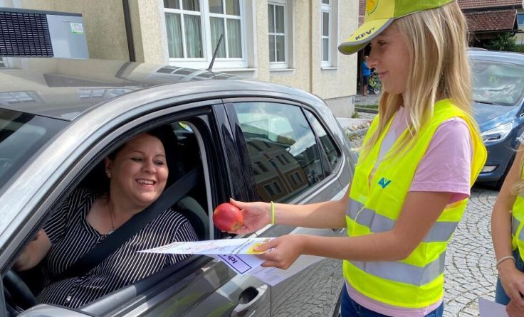 Wer sich an die Geschwindigkeitsbegrenzung hielt, bekam einen Apfel. (Foto: ÖVP Pattigham)