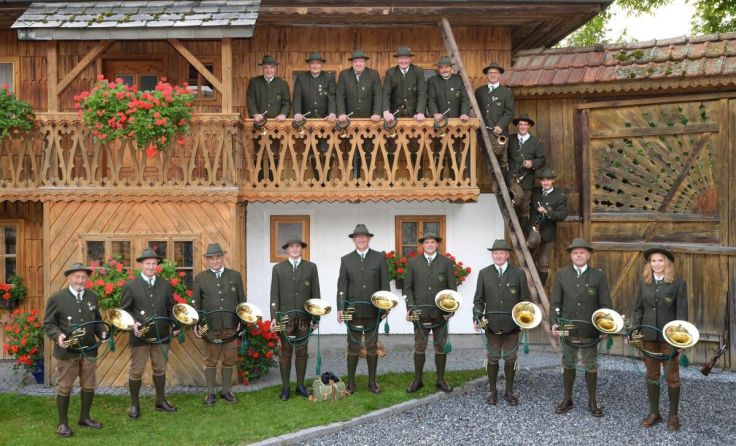 Die Jagdhornbläsergruppe Innkreis (noch in der alten Tracht) (Foto: JHBG Innkreis / Hirnschrodt)